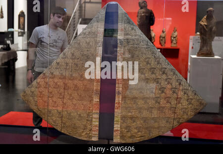 Potsdam, Deutschland. 14. Sep, 2016. Ein Museum-Mitarbeiter betrachten einen Chor Mantel in der Ausstellung "Karl IV. -Ein Kaiser in Brandenburg "im Haus der Märkischen preußischen Geschichte in Potsdam, Deutschland, 14. September 2016. Die Ausstellung ist geöffnet bis 16. September 2016. Foto: BERND SETTNIK/Dpa/Alamy Live News Stockfoto