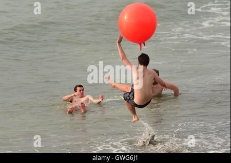 Aberystwyth Wales UK, Mittwoch, 14. September 2016 UK Wetter: Menschen amüsieren sich in der heißen Sonne in Aberystwyth an der Westküste von Wales.   September "Mini Hitzewelle" weiter, mit der Temperatur erreichen hohe 20 an den Ufern des Cardigan Bay Photo Credit: Keith Morris / Alamy Live News Stockfoto