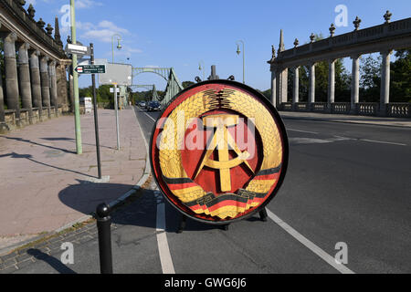 Potsdam, Deutschland. 14. Sep, 2016. Das ehemalige Staatswappen der DDR, eine originale Requisite aus dem Steven Spielberg Film "Agentenbrücke", steht in der Nähe der Glienicker Brücke in Potsdam, Deutschland, 14. September 2016. Das nationale Emblem hing in der Mitte der Brücke in DDR-Zeiten und werden in Zukunft auf dem Display an Villa Schoningen. Foto: RALF HIRSCHBERGER/Dpa/Alamy Live News Stockfoto