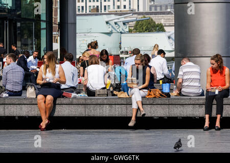 Menschen, die mehr London Riverside, London England Vereinigtes Königreich UK-sonnige Wetter genießen Stockfoto