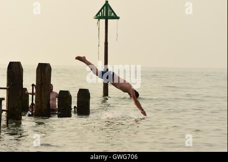 Aberystwyth Wales UK, Mittwoch, 14. September 2016 UK Wetter: Menschen amüsieren sich in der heißen Sonne in Aberystwyth an der Westküste von Wales.   September "Mini Hitzewelle" weiter, mit der Temperatur erreichen hohe 20 an den Ufern des Cardigan Bay Photo Credit: Keith Morris / Alamy Live News Stockfoto