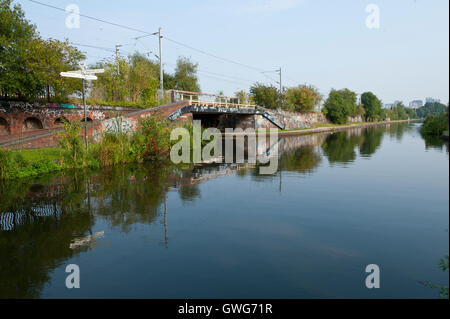 Birmingham, Vereinigtes Königreich. 14. September 2016. Menschen genießen die heiße, sonnige Wetter am Birmingham Kanal. Bildnachweis: Graham M. Lawrence/Alamy Live-Nachrichten. Stockfoto