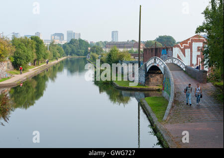 Birmingham, Vereinigtes Königreich. 14. September 2016. Menschen genießen die heiße, sonnige Wetter am Birmingham Kanal. Bildnachweis: Graham M. Lawrence/Alamy Live-Nachrichten. Stockfoto