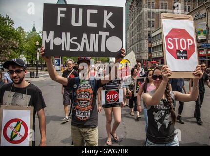 Datei. 14. Sep, 2016. Deutschen Riesen Bayer hat seinen Rekord $ 66 Milliarden-Übernahme der GM Samen Unternehmen Monsanto bestätigt. Monsanto ist bekannt für seine gentechnisch verändertes Saatgut für Nutzpflanzen und plant, diese Samen in Europa kultivieren haben heftige Protesten von Umweltaktivisten aufgefordert. Bayer, sagte Ernährung der Weltbevölkerung, die voraussichtlich steigen um rund ein Drittel bis zum Jahr 2050, war eine große Herausforderung. Im Bild: 22. Januar 2016 - Montreal, Quebec, Kanada - als Teil der globalen Aktionen gegen amerikanische Biotech Monsanto, Hunderte nehmen die Straßen von Montreal gegen den ADR Stockfoto