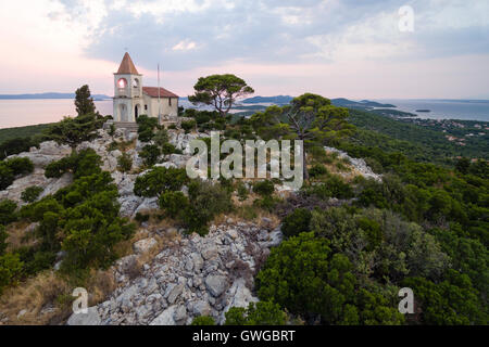 Señora de Loreto, die Kirche an der Spitze von Mali Bokalj, Kroatien in der Abenddämmerung Stockfoto