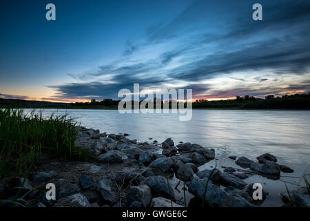 Sonnenuntergang über der Red Deer River in Dinosaur Provincial Park, Alberta, Kanada Stockfoto