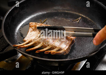 Das Rack mit Lamm kochen Koteletts auf einer Küche Stockfoto