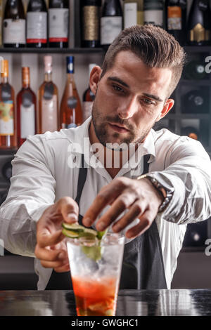 Basteln und dekorieren cocktail Barkeeper Stockfoto