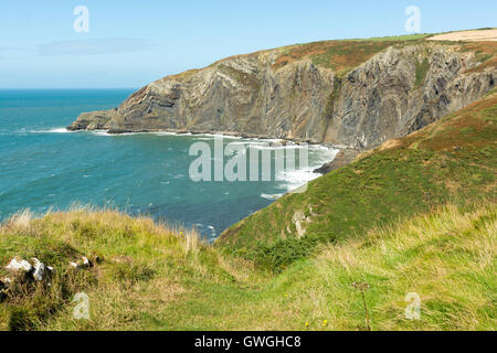 Ein Abschnitt des North Pembrokeshire Küstenweg in der Nähe von Poppit Sands, Südwest-Wales, UK. Stockfoto