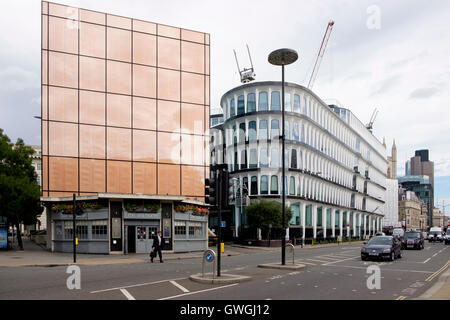 An der Queen Victoria Street in der City of London - The Sea Horse Kneipe nebenan 30 Cannon Street Stockfoto