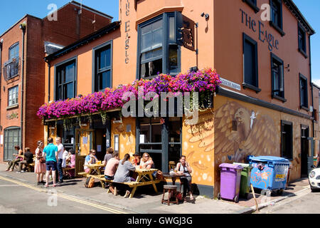 Menschen sitzen vor The Eagle Pub in Brighton North Laine Stockfoto