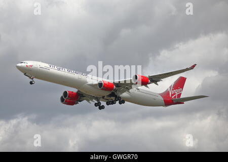 Virgin Atlantic Airbus A340-600 G-VWEB ausgehend von London Heathrow Airport, Großbritannien Stockfoto