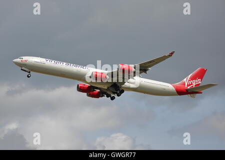 Virgin Atlantic Airbus A340-600 G-VWEB ausgehend von London Heathrow Airport, Großbritannien Stockfoto