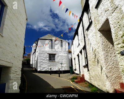 Weiß getünchte Häuser säumen steile Church Street in der kornischen Angeln Gorran Haven. Stockfoto