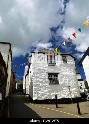 Weiß getünchte Häuser säumen steile Church Street in der kornischen Angeln Gorran Haven. Stockfoto