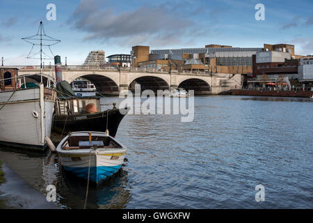 Kingston Bridge über die Themse mit John Lewis Gebäude im Hintergrund, Surrey, UK Stockfoto