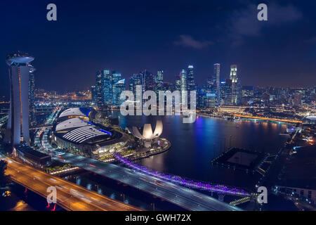 Blick auf die Skyline von Singapur und der Innenstadt in der Nacht. Reflexion auf die Lichter der Wolkenkratzer in der Marina bay Stockfoto