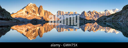 Schöne Panorama der Alpen-Gebirge mit Sonnenuntergang leuchten und Reflexion in einem See in der Nähe von Chamonix, Frankreich Stockfoto