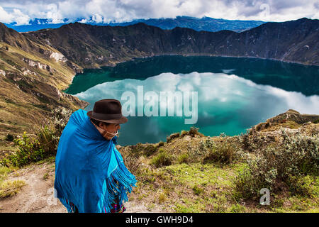 Quilotoa Ecuador - 27. Januar 2014: Ecuadorianische Frau Tracht zu Fuß in der Nähe der Vulkan Quilotoa Ecuador. Stockfoto