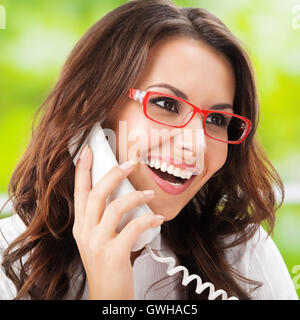 Porträt von glücklich lächelnde fröhlich schöne Jungunternehmen Frau oder Support Telefon Arbeiter, im Büro Stockfoto