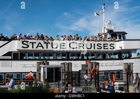 Freiheitsstatue Liberty Fähre im Battery Park, New York, USA Stockfoto