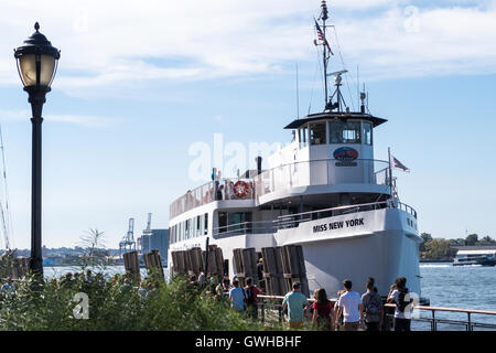 Freiheitsstatue Liberty Fähre im Battery Park, New York, USA Stockfoto