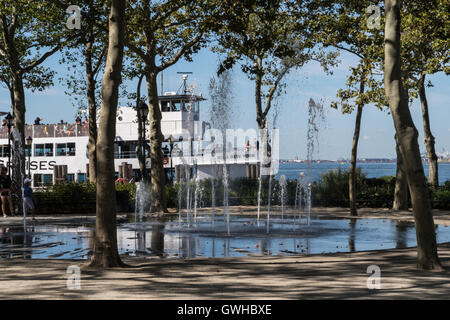 Freiheitsstatue Liberty Fähre im Battery Park, New York, USA Stockfoto