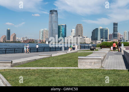 Robert F. Wagner Jr. Park, New Jersey City Skyline und Hudson River, New York Stockfoto