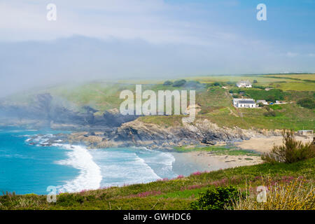 Meer Meer an der Küste Nebel oder Dunst clearing An einem sommerlichen Tag an Polurrian Strand, cadgwith, Cornwall, England, Großbritannien Stockfoto