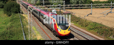 390 Klasse Jungfrau-Züge Pendolino, Northampton, Rugby Line, Northamptonshire, England, UK Stockfoto