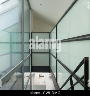 Innenraum, Küche in einem modernen Loft, Blick von der Treppe Stockfoto