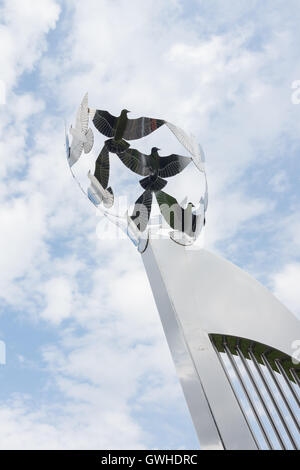 Harfe und Tauben oder friedenstauben Kunst im öffentlichen Raum Skulptur am Eingang der Llangollen International Eisteddfod Veranstaltungsort Stockfoto