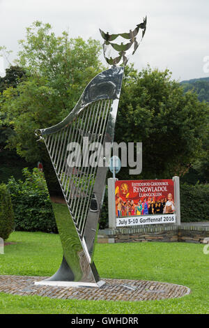 Harfe und Tauben oder friedenstauben Kunst im öffentlichen Raum Skulptur am Eingang der Llangollen International Eisteddfod Veranstaltungsort Stockfoto