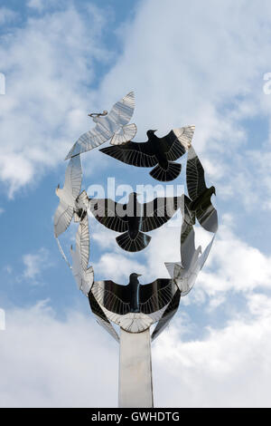 Harfe und Tauben oder friedenstauben Kunst im öffentlichen Raum Skulptur am Eingang der Llangollen International Eisteddfod Veranstaltungsort Stockfoto