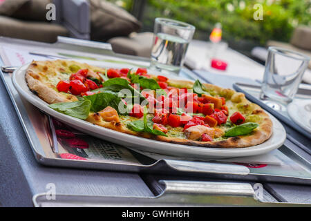 Leckere Pizza serviert am Tisch, Restaurant, Essen Stockfoto