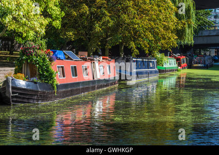 Hausboote auf dem Regency-Kanal in "Kleines Venedig" in London – Pflanzen mit Solar-Panel auf Dach Stockfoto