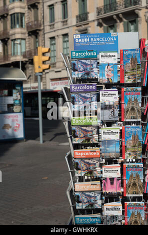 Eine Auswahl von Barcelona City Guide Bücher in verschiedenen Sprachen zum Verkauf am Placa De Catalunya. Stockfoto