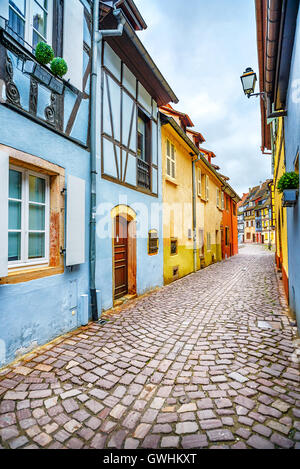 Colmar, Petit Venedig, schmale Straße und traditionellen bunten Fachwerkhäusern. Elsass, Frankreich. Stockfoto