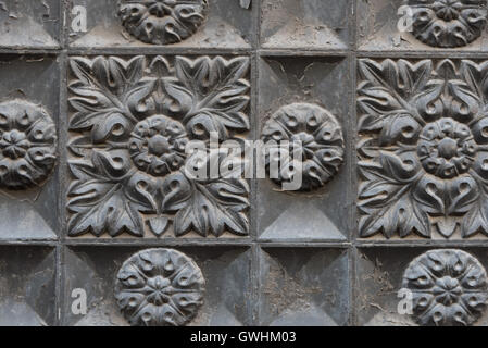 Reich verzierte und symmetrisch gemusterten Steinrelief schmücken die Front des Öko-Marktes "Woki" Barcelona. Stockfoto