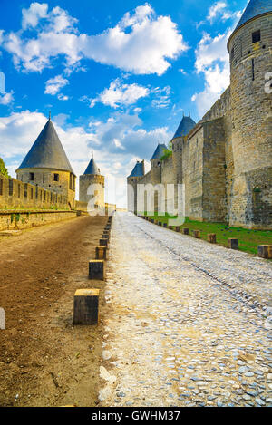 Carcassonne zitieren, mittelalterliche Festungsstadt am Sonnenuntergang. Languedoc Roussillon, Frankreich, Europa. Stockfoto