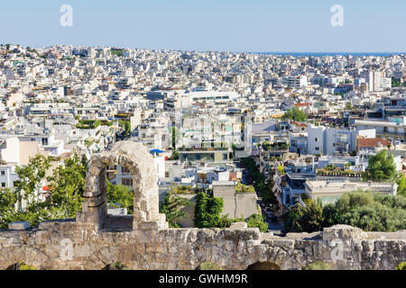 Mit Blick auf das Odeon des Herodes Atticus, nach Süden in Richtung Ägäis über Athen, Griechenland Stockfoto