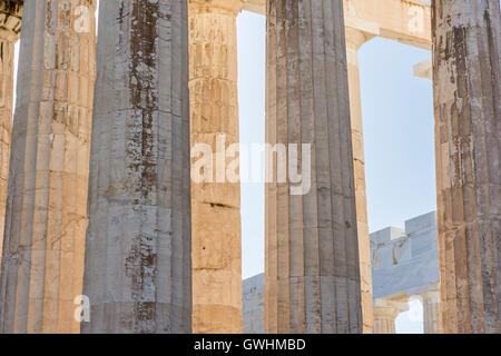 Detail der kannelierten dorischen Säulen des Parthenon auf der Akropolis in Athen, Griechenland Stockfoto