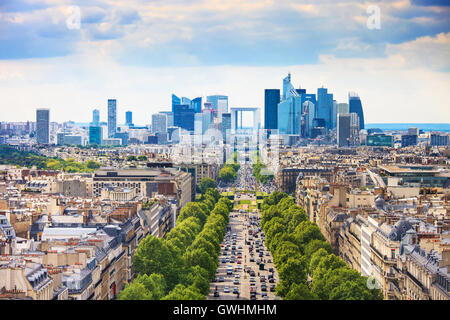 La Défense Geschäftsviertel, La Grande Armee Avenue. Blick vom Arc de Triomphe. Paris, Frankreich, Europa. Stockfoto