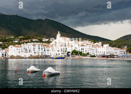 Dunkle Gewitterwolken über der malerischen weißen Cadaques zu sammeln, an der Costa Brava, Spanien Stockfoto