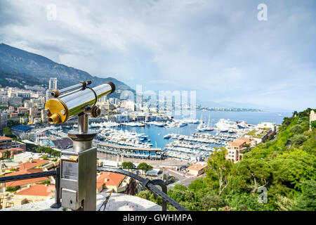 Monaco Montecarlo Fürstentum Luftbild Stadtbild. Wolkenkratzer, Berge und Marina. Azurblaue Küste. Frankreich, Europa. Stockfoto