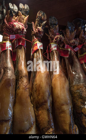 Ein Spaziergang rund um den Markt ist ein fest für alle Sinne. Frisches Fleisch produzieren zum Verkauf an der Mercado De La Boqueria, Barcelona. Stockfoto