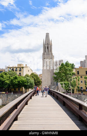 Menschen, überqueren die Fußgängerzone nur Pont de Sant Feliu übersehen von Basílica de Sant Feliu, Girona, Katalonien, Spanien Stockfoto