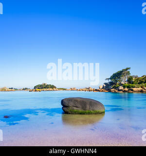 Ploumanach, Rock und Bucht Strand morgen. Rosa Granit Küste, Perros Guirec, Bretagne, Frankreich. Langzeitbelichtung. Stockfoto