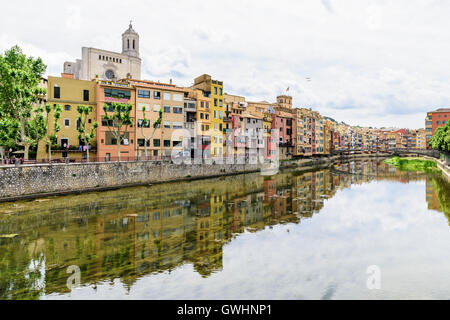 Bunte Häuser am Ufer Fluss Onyar in der alten Stadt Girona, Katalonien, Spanien Stockfoto