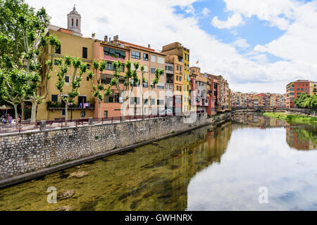 Bunte Häuser am Ufer Fluss Onyar in der alten Stadt Girona, Katalonien, Spanien Stockfoto